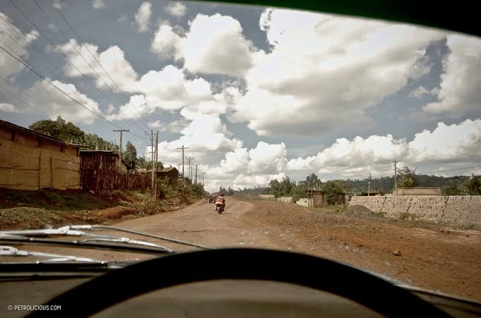 Vehicle travelling on a difficult unpaved road
